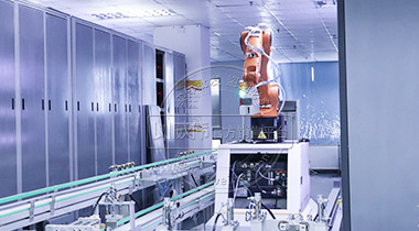 参观机器人自动化生产线