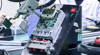 参观机器人自动化贴片焊接